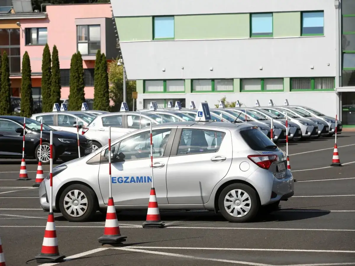 Na placu manewrowym stoją samochody z literą