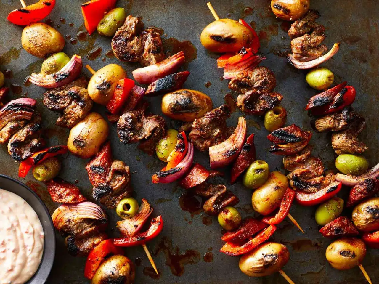 Fleischspieße mit Kartoffeln, Paprika und Zwiebeln vom Grill. Perfekt für leckere kontaktgrill rezepte.