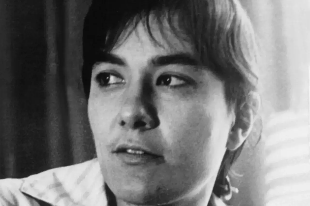 Nahaufnahme von Claudia Rusch, die nachdenklich in die Ferne blickt. Ihr Blick ist intensiv, die Haare fallen ihr ins Gesicht.