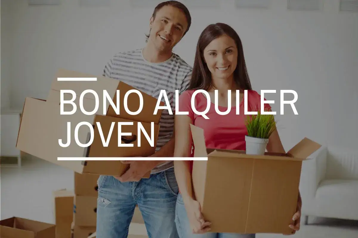 Pareja joven feliz, mudándose con cajas. Texto superpuesto: