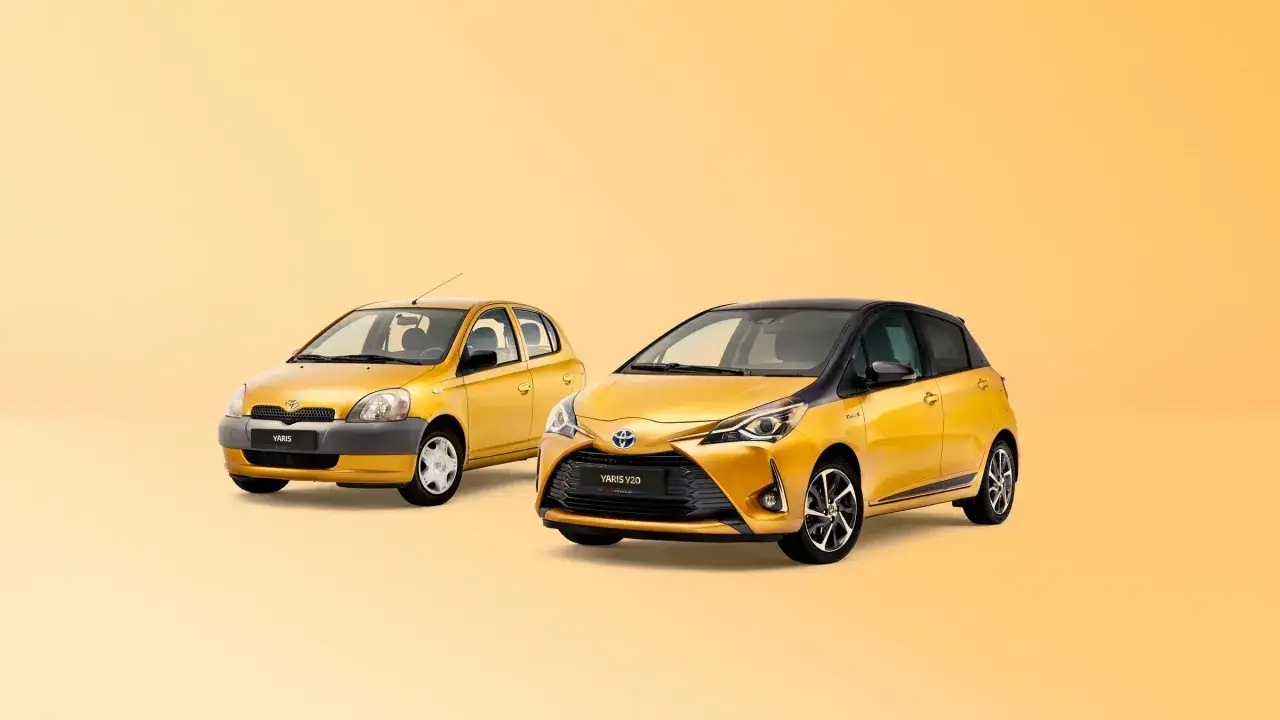 Dwa żółte Toyoty Yaris, starszy i nowszy model, obok siebie. Zastanawiasz się, ile waży Toyota Yaris?