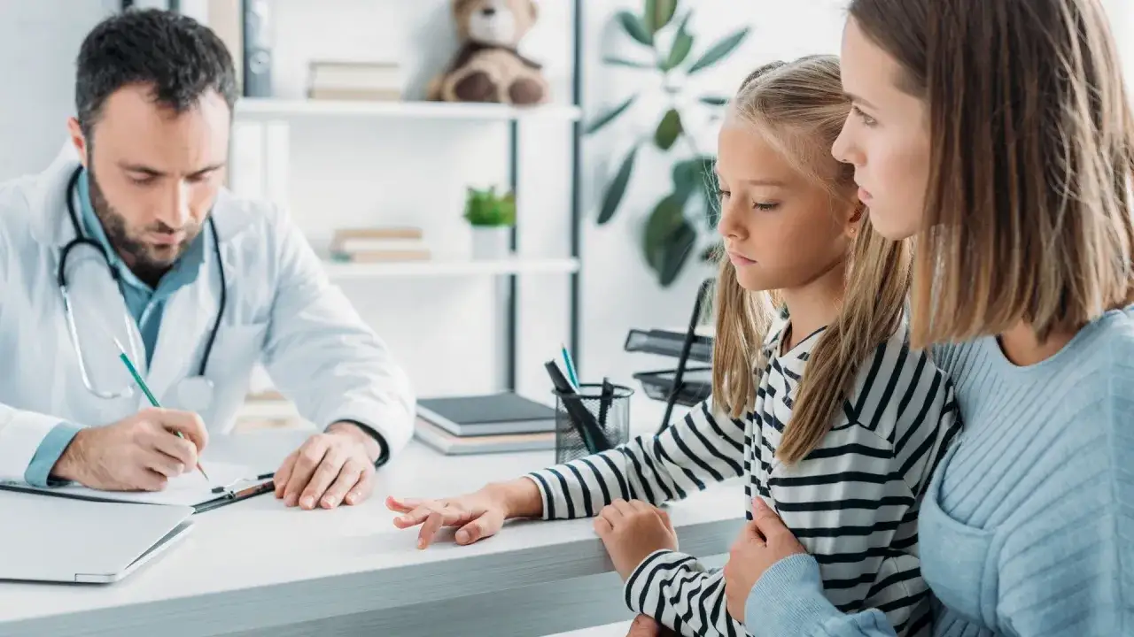 Arzt schreibt Notizen, während Mutter ihr Kind tröstet. Möglicherweise ein affektive Dysregulation Test.