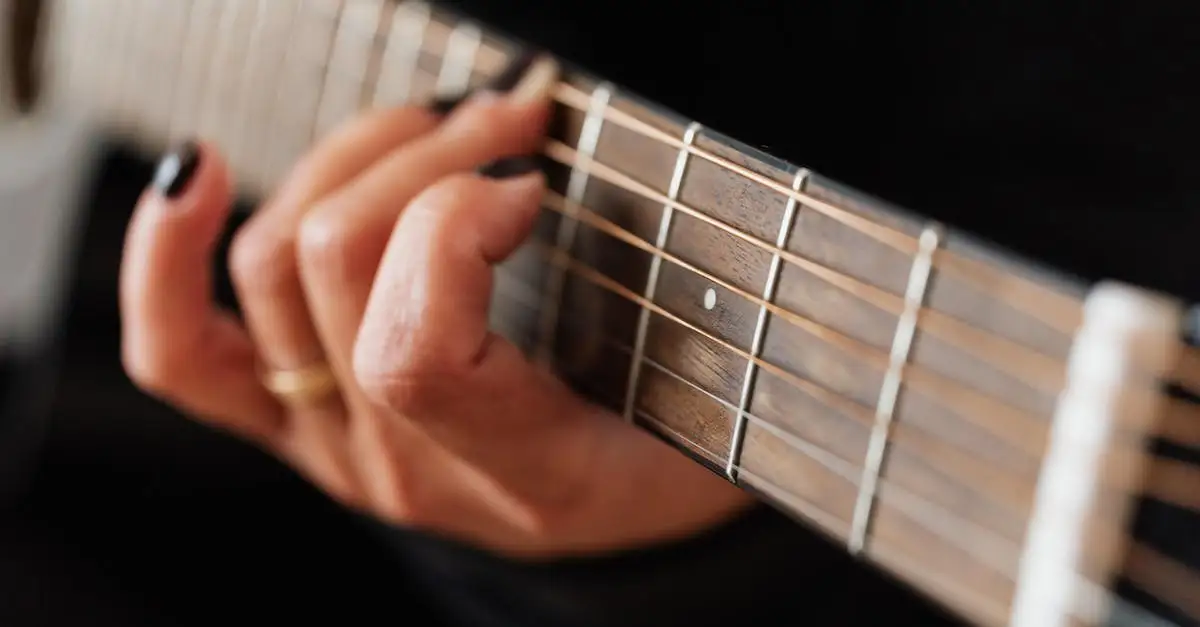 Jak zagrać solo na gitarze akustycznej? 5 porad dla początkujących
