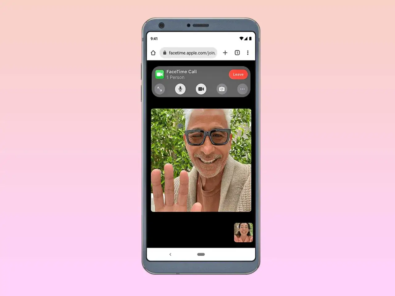 Mężczyzna w okularach wita się przez FaceTime. W rogu małe okienko z uśmiechniętą kobietą.