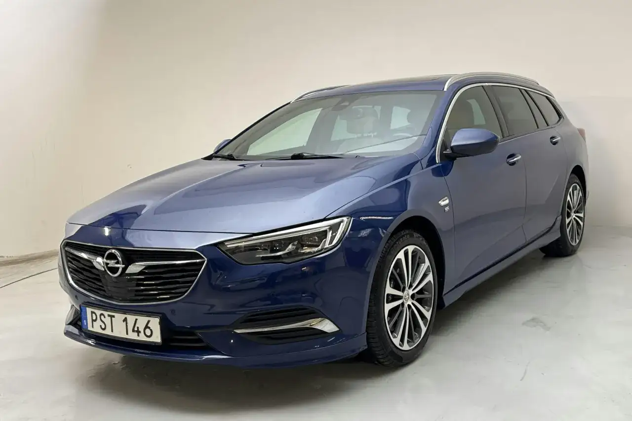 Bl&aring; Opel Insignia kombi, perfekt f&ouml;r en familjeresa. Denna bil &auml;r redo f&ouml;r ett opel insignia begtest.