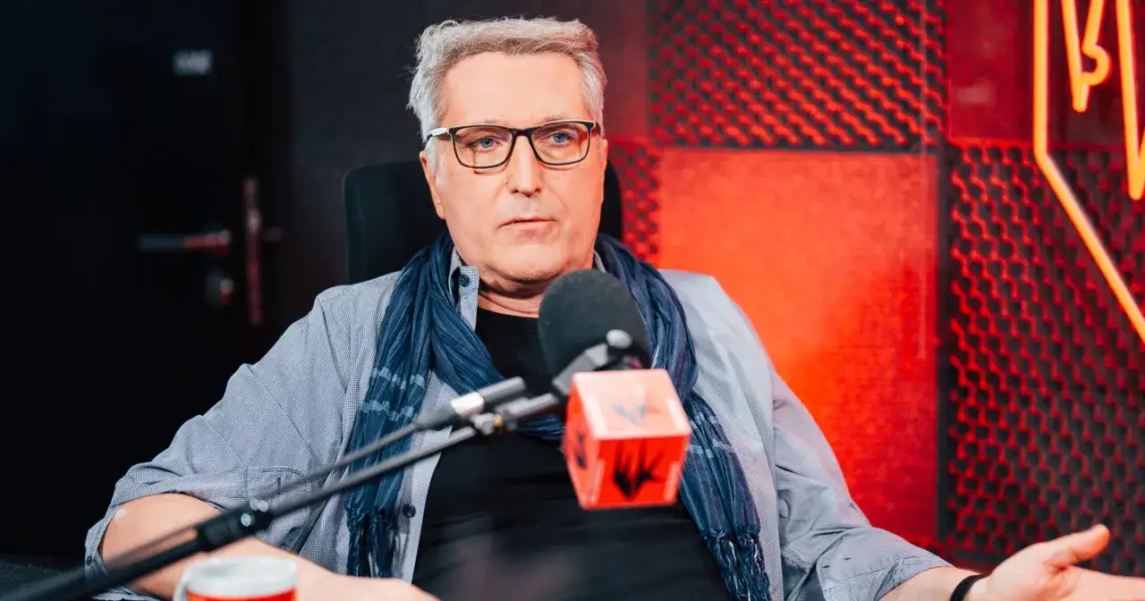 Robert Bernatowicz w studiu, z mikrofonem przed sobą. Mówi o swojej żonie, która jest jego największą inspiracją.