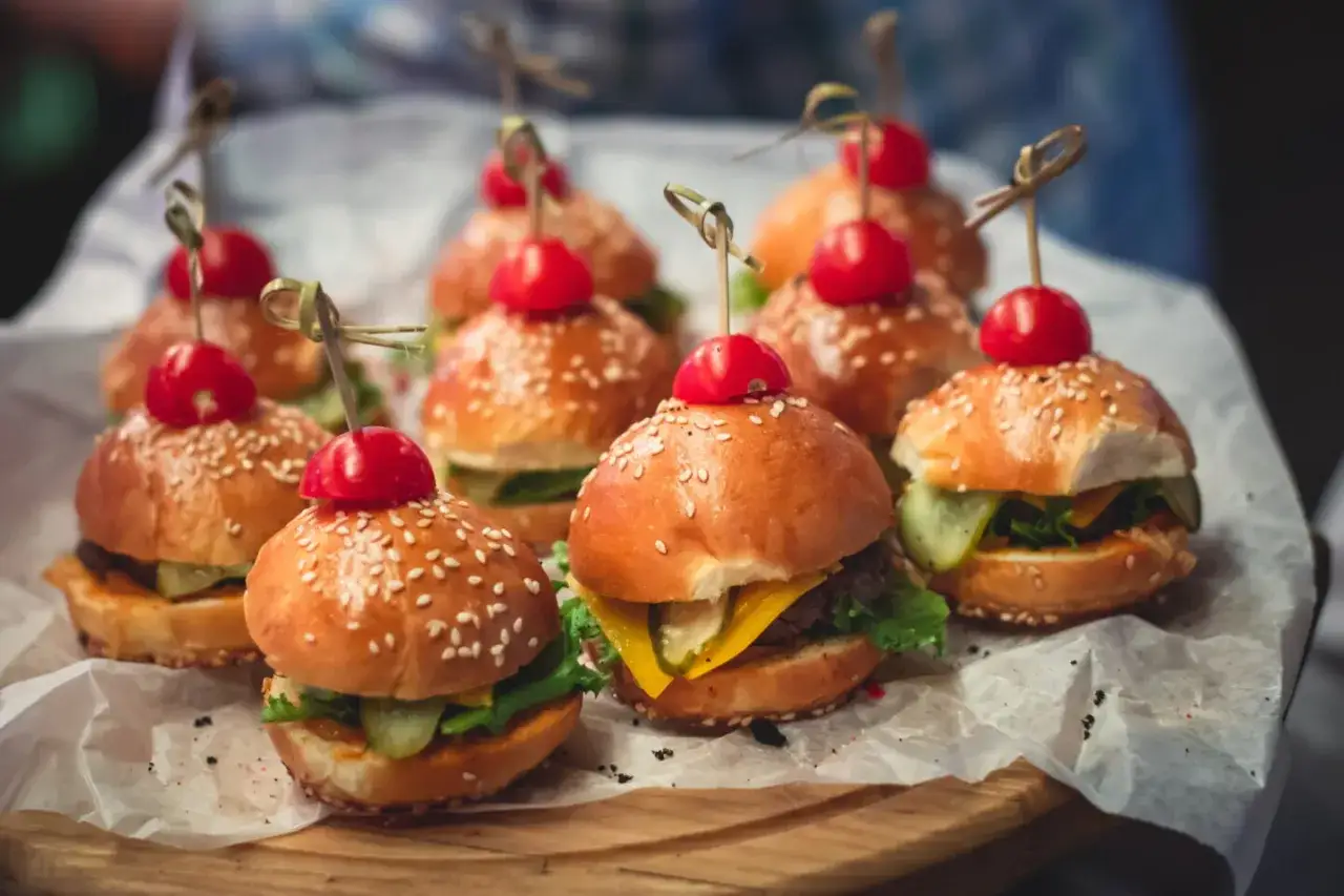 Mini burgery na desce, przekąski