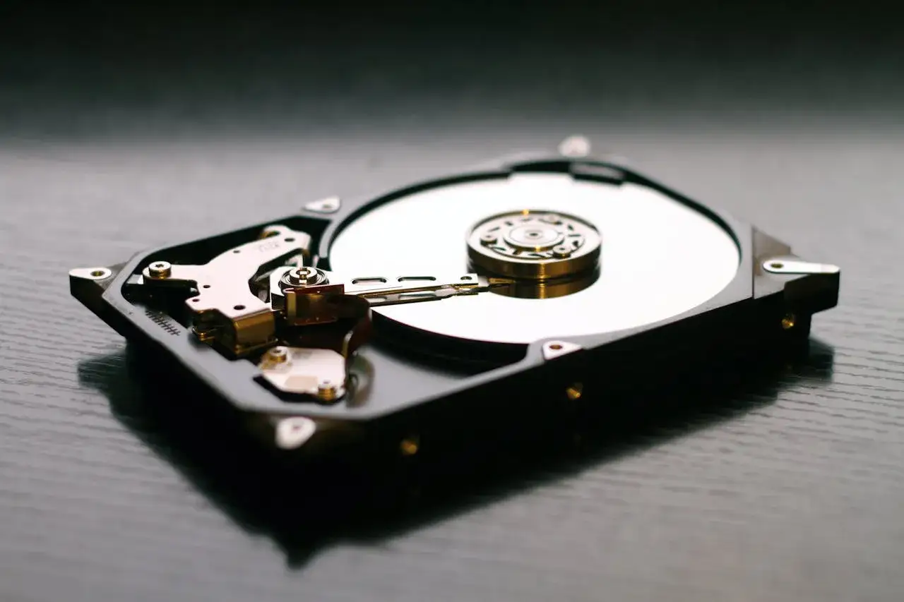 Otwarty dysk HDD, gotowy do naprawy. Program do naprawy dysku HDD może przywrócić dane.