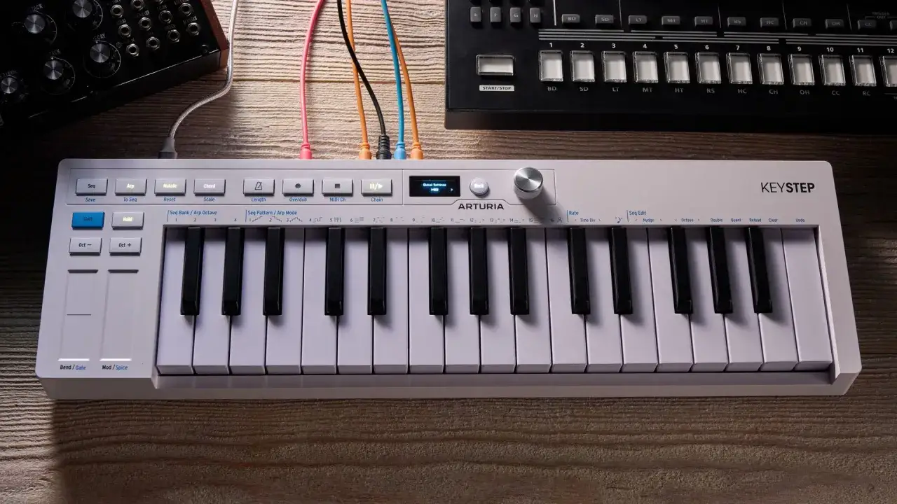 Klawiatura sterująca Arturia KeyStep, idealna do tworzenia muzyki. To nie jest sampler, ale świetne narzędzie do sekwencjonowania i arpeggiator.