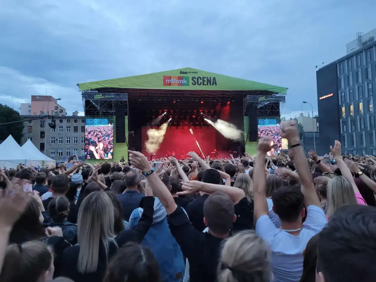 Tłum na koncercie w Łodzi, scena mBank z napisem