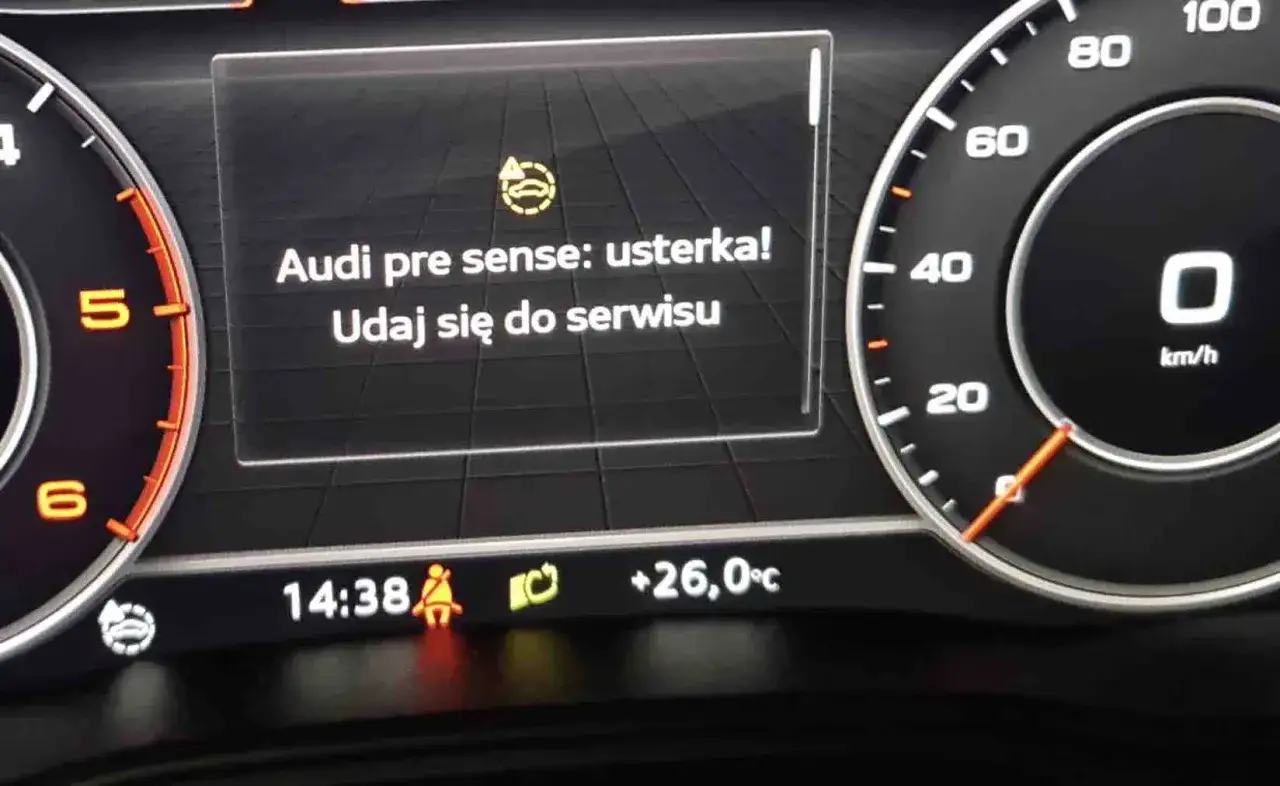 Na desce rozdzielczej Audi komunikat 