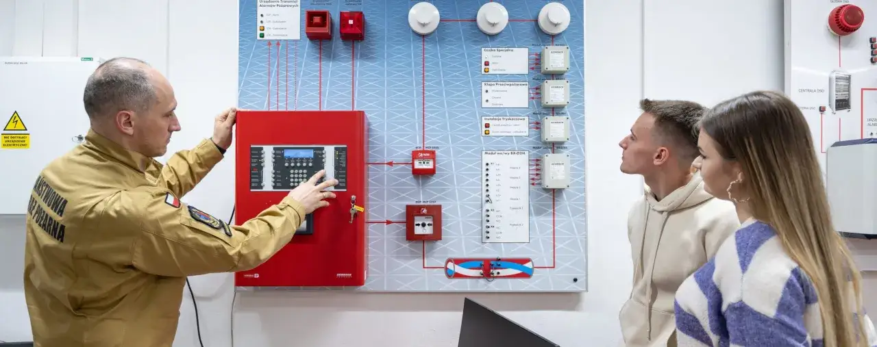 Szkolenie z systemów przeciwpożarowych. Dowiedz się, jak zostać rzeczoznawcą ppoż., obsługując centralę alarmową i moduły.