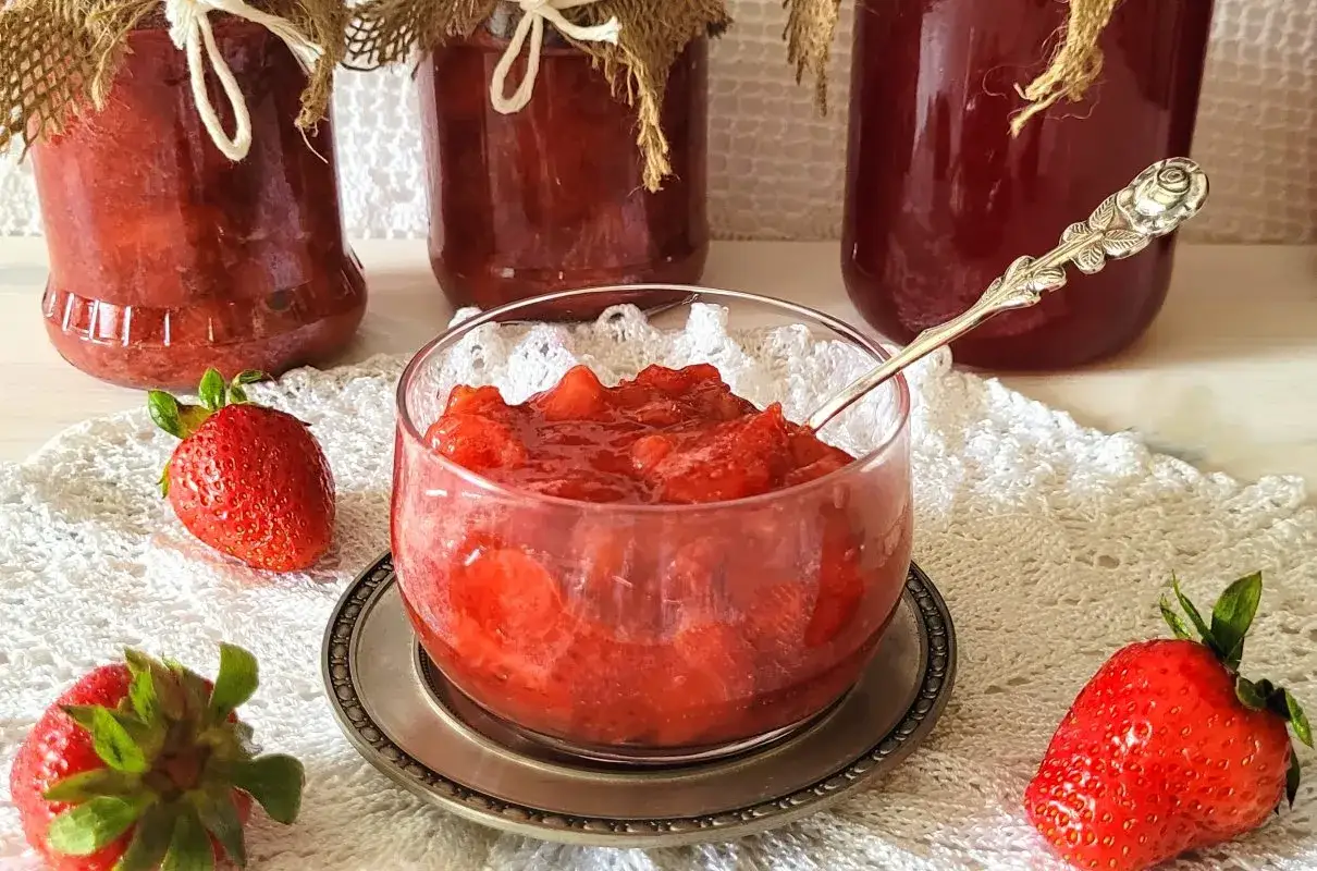 Domowy dżem truskawkowy z żelfixem. Słoiki pełne lata, gotowe do degustacji.