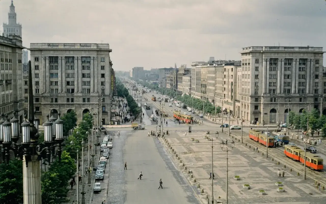 Warszawski plac w stylu socrealizmu, z tramwajami i monumentalnymi budynkami.