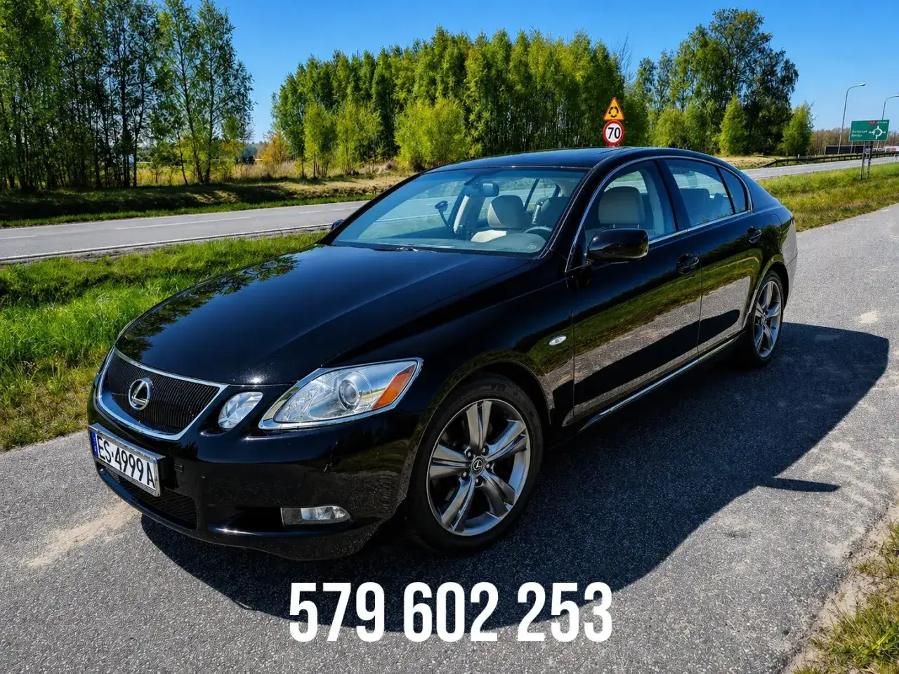 Czarny Lexus na drodze. Zastanawiasz się, ile kosztuje wystawienie samochodu na OLX? Zadzwoń: 579 602 253.