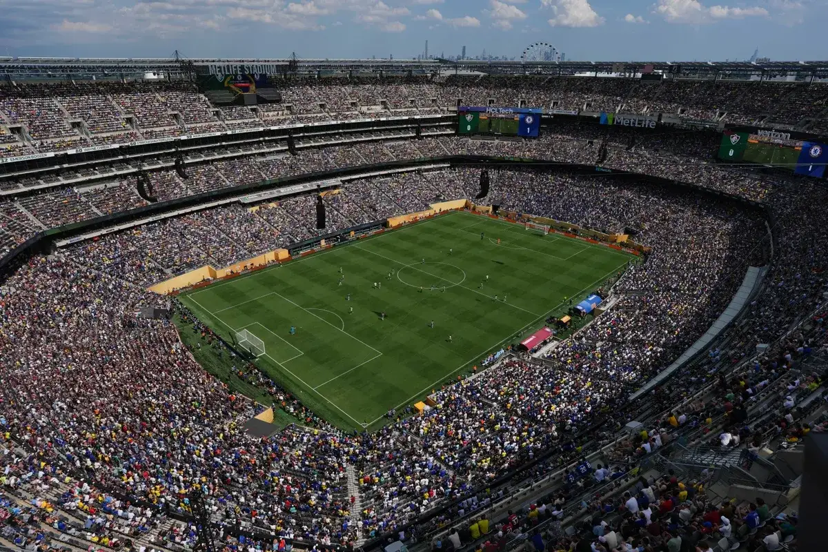 Piłkarze grają na pełnym stadionie MetLife, który może być areną dla przyszłych gospodarzy mistrzostw świata w piłce nożnej.