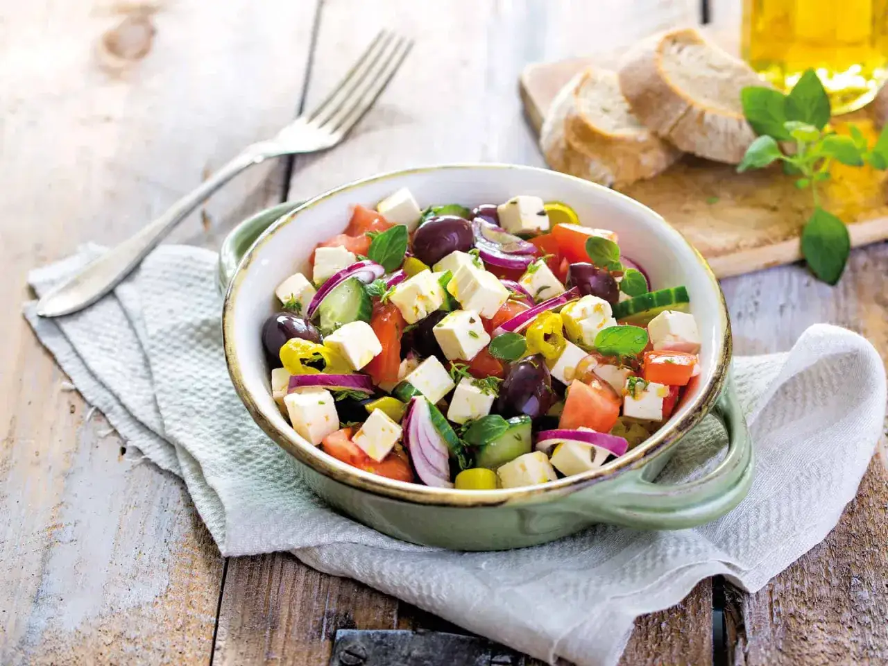 Frischer, bunter Salat mit Feta, Oliven, Tomaten und Gurken – ein schneller Genuss.
