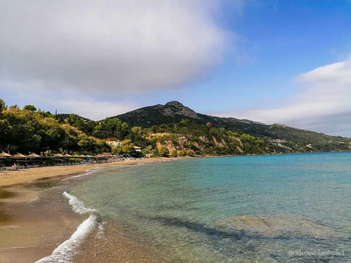 Piękna plaża na Zakynthos we wrześniu. Spokojne morze, góry w tle i idealna pogoda na relaks.