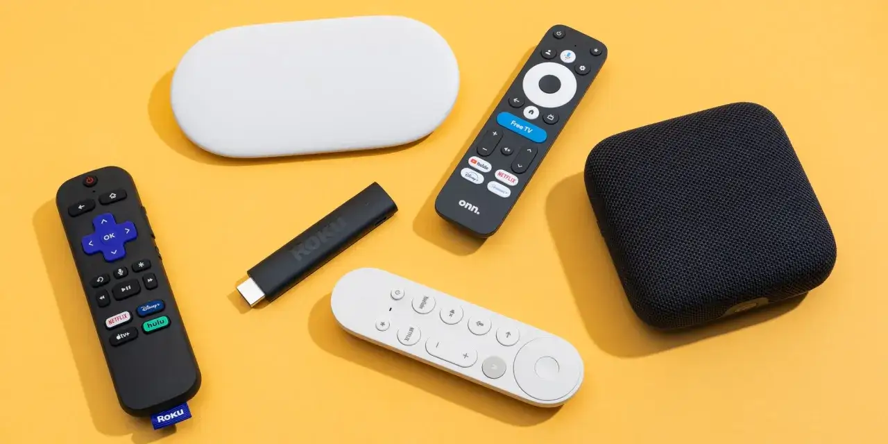 Streaming-Ger&auml;te und Fernbedienungen liegen auf gelbem Untergrund. Sind 100 Mbits gut f&uuml;r fl&uuml;ssiges Streaming? Ja!