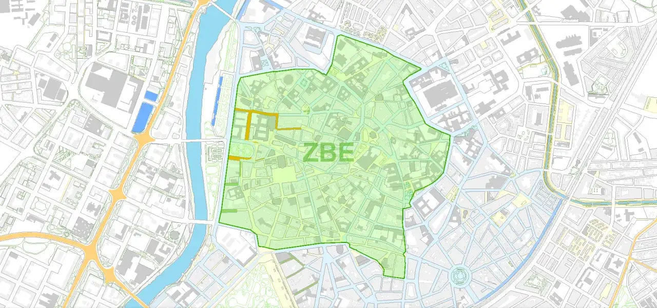 Mapa de Valladolid con el &aacute;rea ZBE resaltada en verde. Se aprecian calles, edificios y un r&iacute;o.
