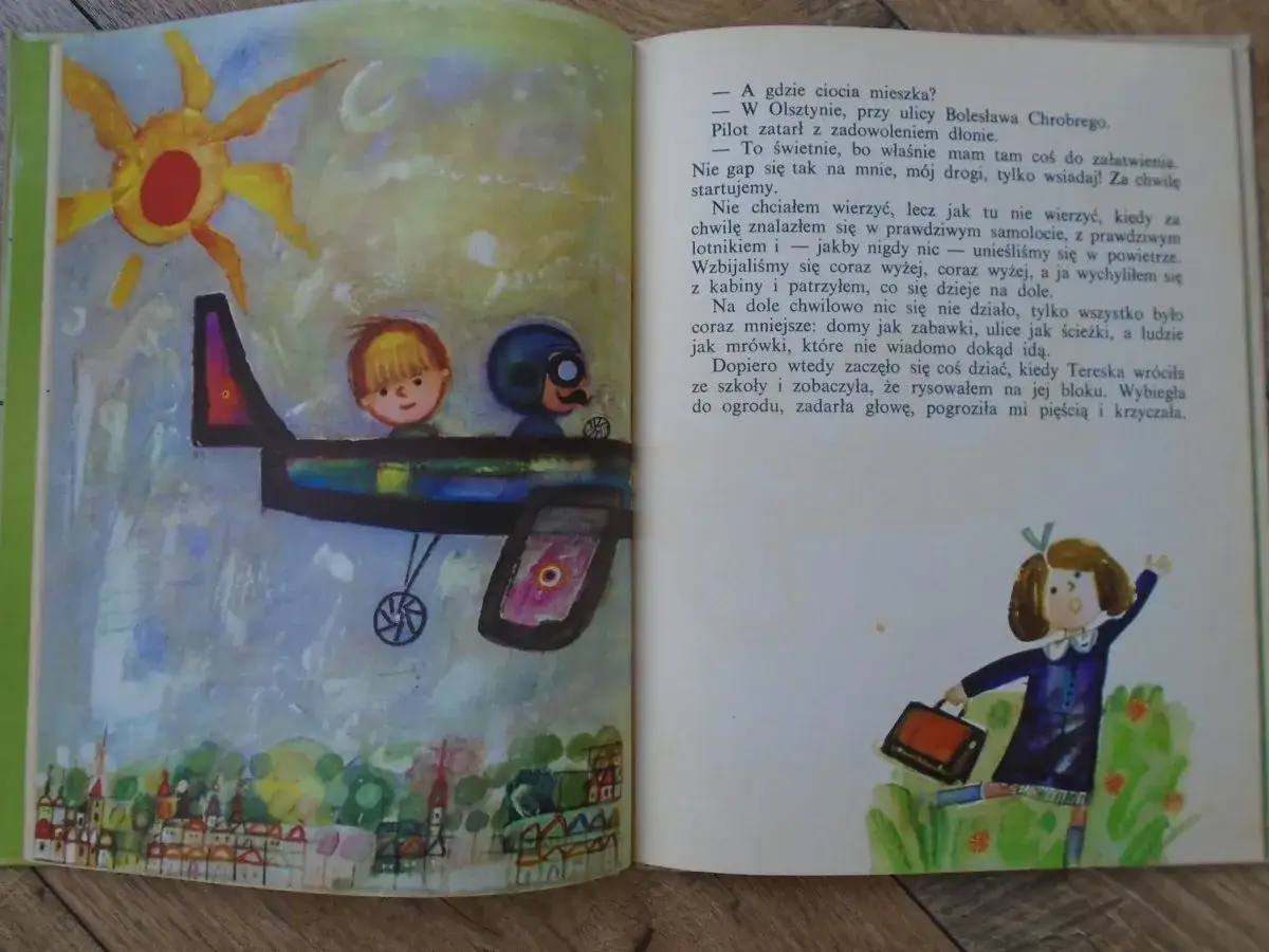 Pilot i ja: chłopcy w samolocie lecą nad miastem, a słońce świeci. Na drugiej stronie dziewczynka z teczką biegnie przez ogród.