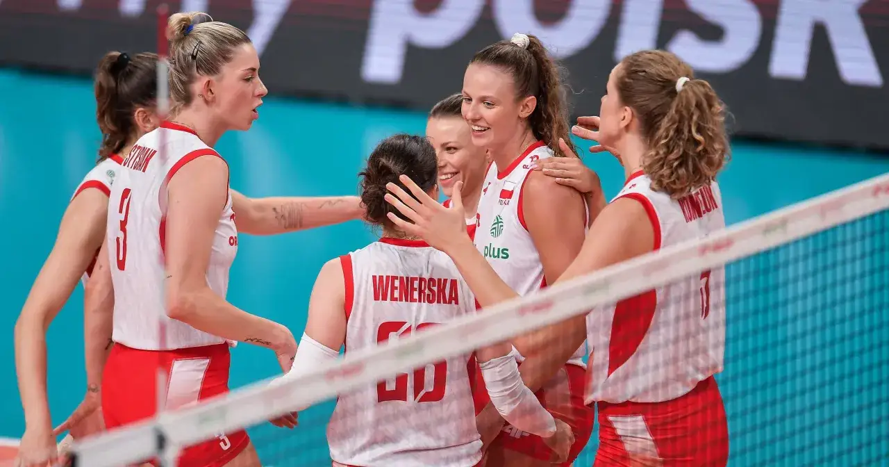 Siatkarki reprezentacji Polski cieszą się po udanej akcji.
