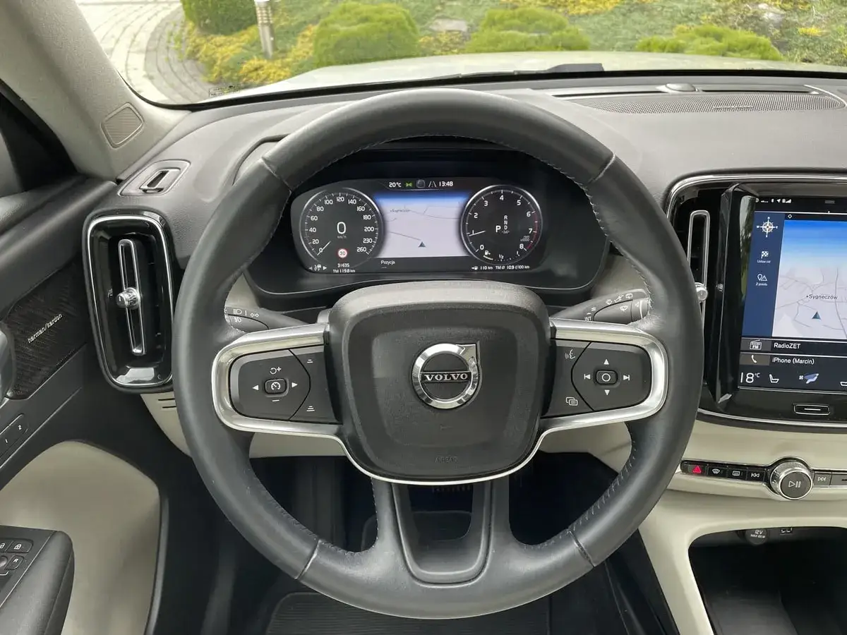 Wnętrze Volvo XC40 z cyfrowymi zegarami i ekranem nawigacji. Sprawdź aktualną volvo xc40 cena i wyposażenie.