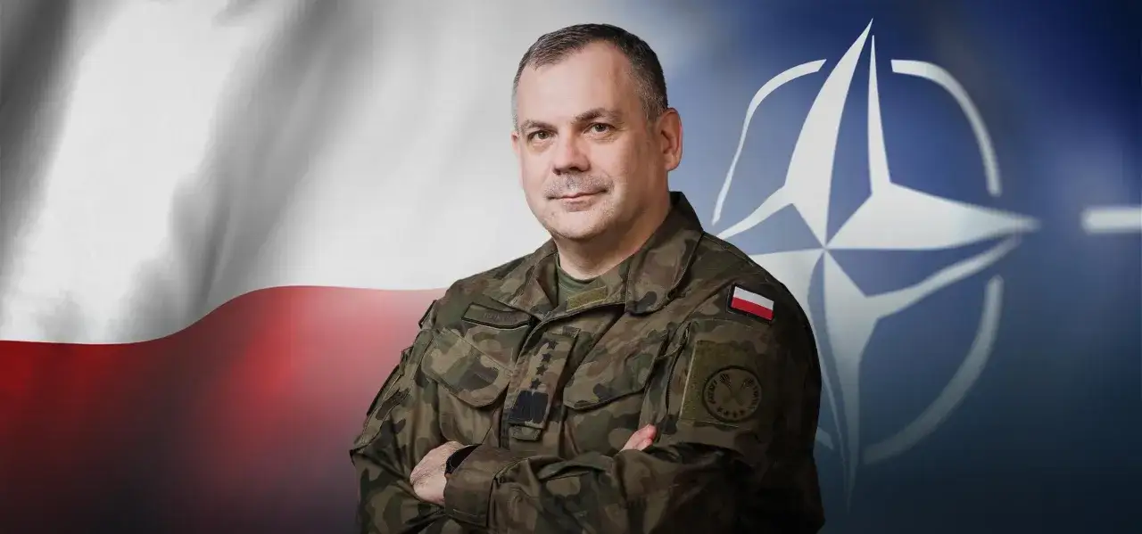 Generał Rajmund Andrzejczak, szef sztabu generalnego wojska polskiego, na tle flagi Polski i NATO.