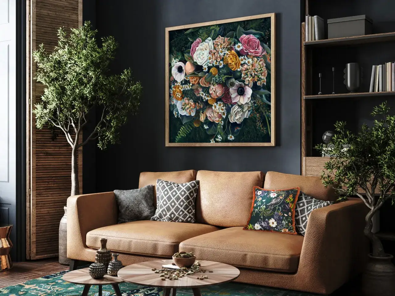 Composici&oacute;n cuadros pared: un sof&aacute; marr&oacute;n, plantas y una estanter&iacute;a con libros y objetos decorativos.