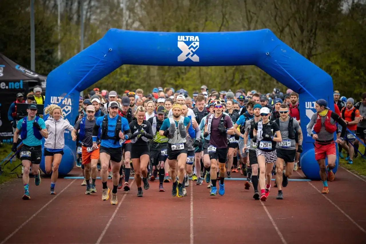 Start ultramaratonu, biegacze ruszają pod niebieską bramą. Czy pokonają dziesiątki kilometr&oacute;w?