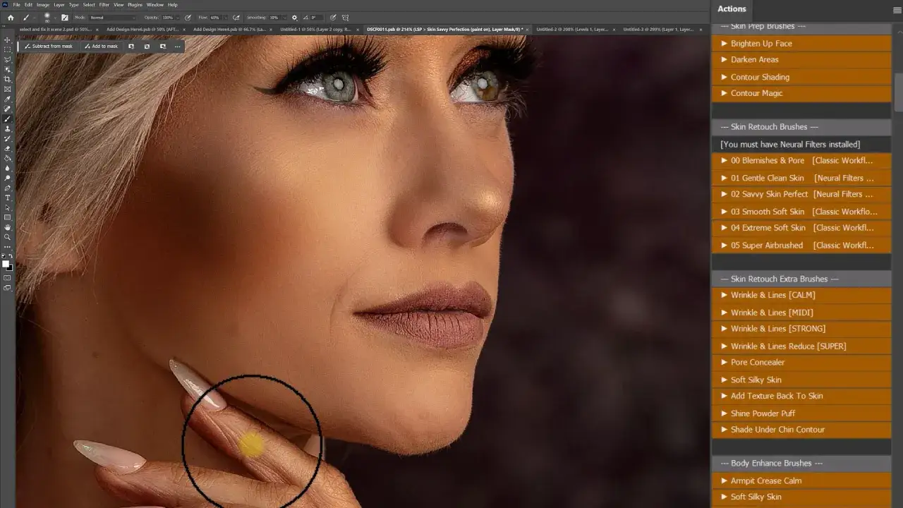 Primo piano di un volto femminile con un cerchio giallo su un dito. Menu di Photoshop con opzioni per photoshop pennelli per ritocco pelle.