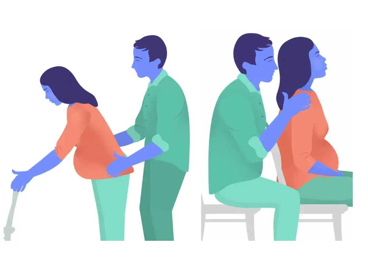 Gravid kvinna f&aring;r st&ouml;d f&ouml;r profylax andning. En man st&ouml;ttar hennes rygg n&auml;r hon st&aring;r, och l&auml;gger en hand p&aring; hennes axel n&auml;r hon sitter.