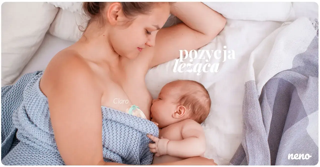 Mama karmi leżącego noworodka. Pokazana pozycja leżąca to jeden ze sposobów, jak karmić noworodka.