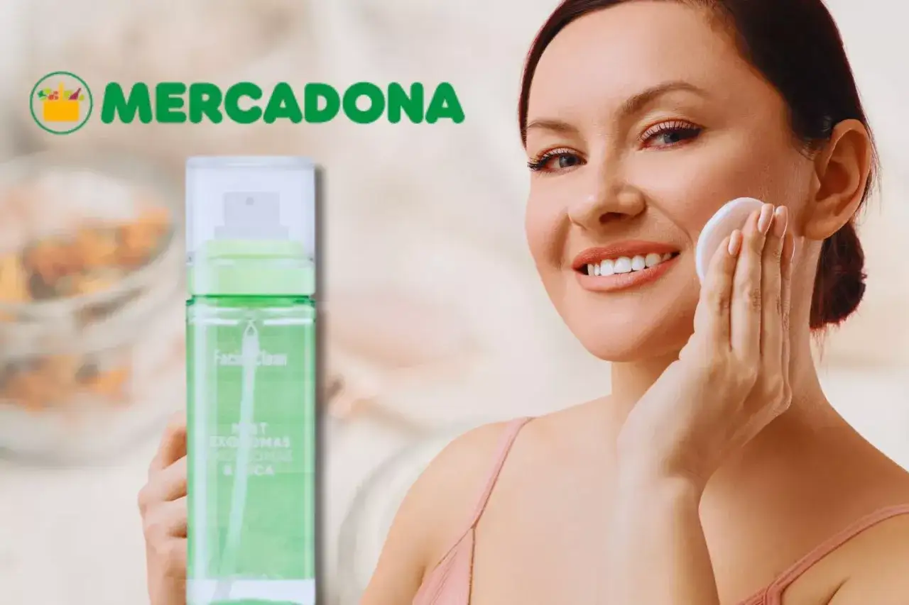 Mujer sonriente aplic&aacute;ndose agua refrescante para la cara Mercadona con un disco de algod&oacute;n.