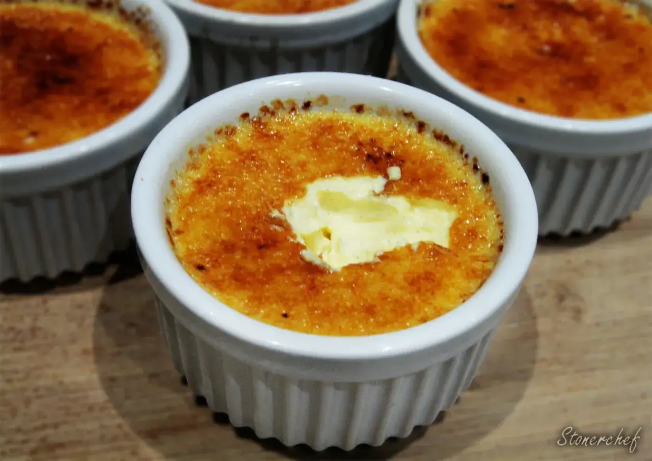 Idealny Crème Brûlée przepis: chrupiąca karmelizowana skórka i kremowe wnętrze. Pyszny deser w białych kokilkach.