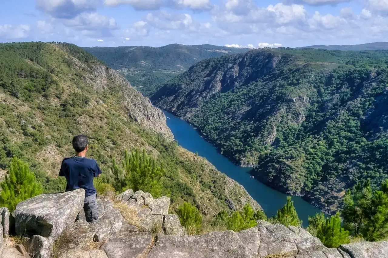 Hombre contempla el cañón del Sil, un paisaje impresionante en Ferreira de Pantón, Lugo.