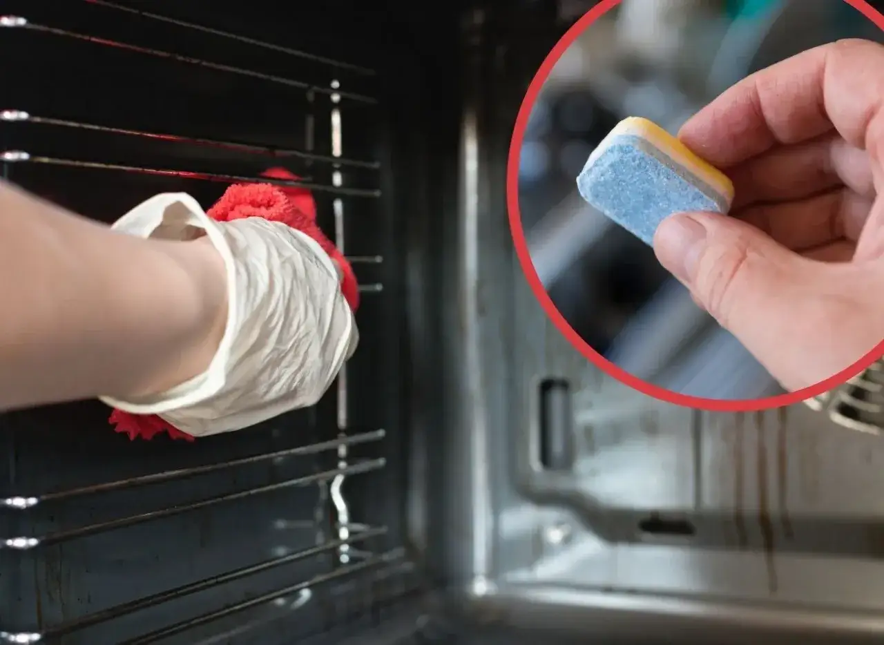 Rękawica z czerwoną ściereczką czyści brudne ruszty piekarnika. W k&oacute;łku widać tabletkę do zmywarki, kt&oacute;ra może pom&oacute;c w myciu piekarnika.