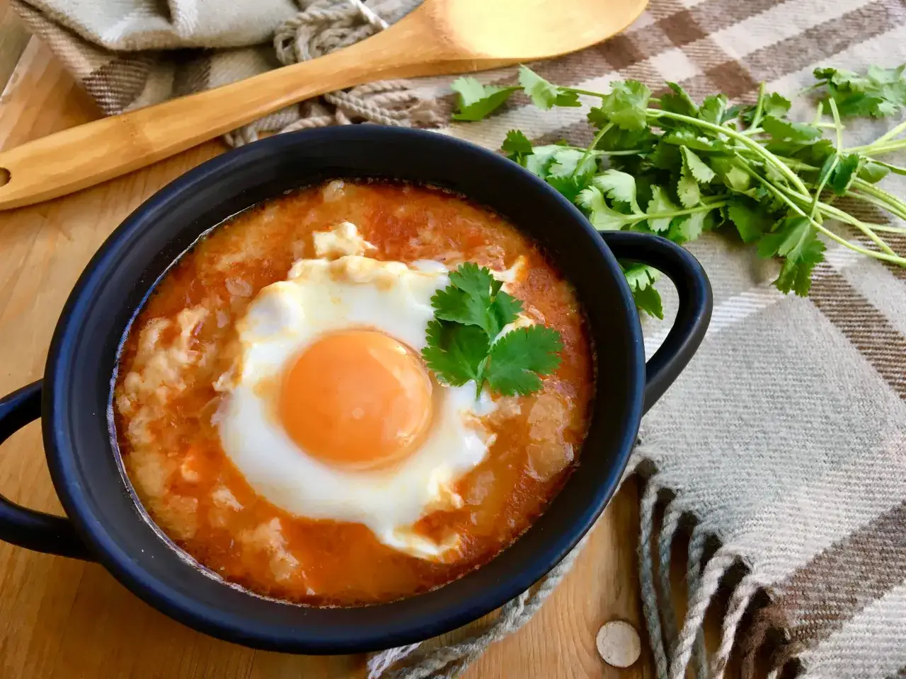 sopa de ajo con jamón y huevo escalfado