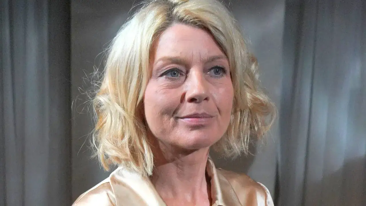 Portret Edyty Olszówki. Aktorka ma blond włosy i niebieskie oczy. Wiele osób zastanawia się, ile lat ma Edyta Olszówka.