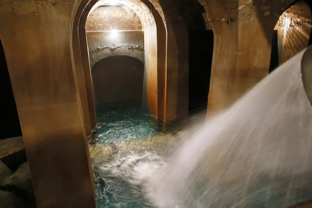 Dans les entrailles de Paris, l'eau du robinet coule &agrave; flots dans des arches de pierre, alimentant un r&eacute;seau souterrain ancestral.