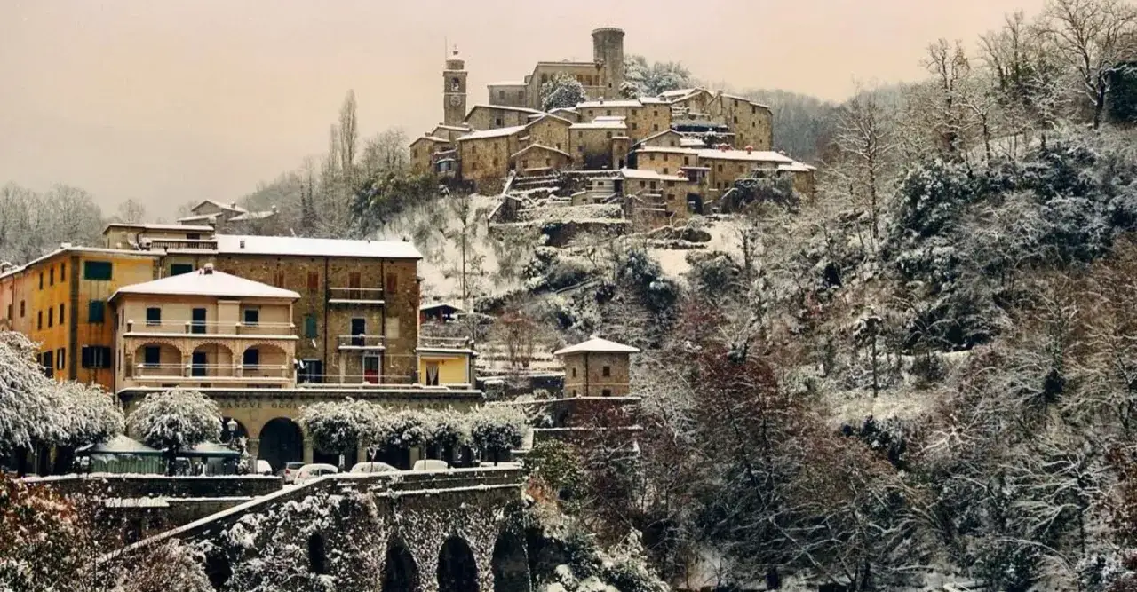 Un borgo toscano innevato. Sì, a volte nevica in Toscana, trasformando i paesaggi in scenari incantevoli come questo.