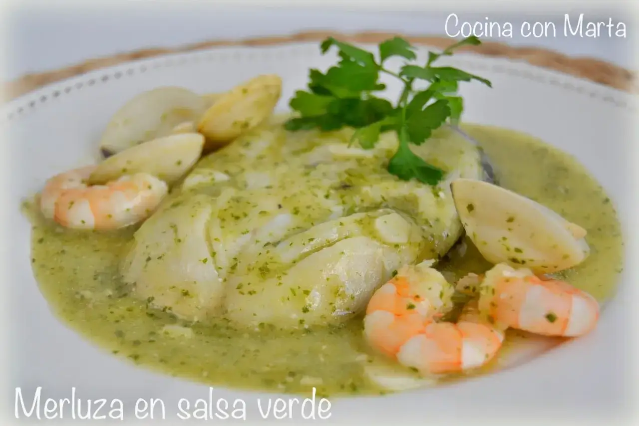 Merluza en salsa verde con gambas y almejas, un plato delicioso y fresco.