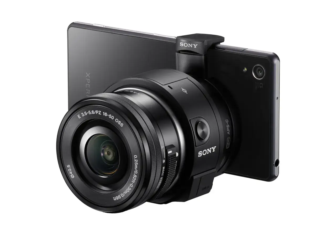 Zestaw Sony QX1 z obiektywem E 16-50 mm OSS, podłączony do telefonu Xperia, gotowy do robienia profesjonalnych zdjęć.
