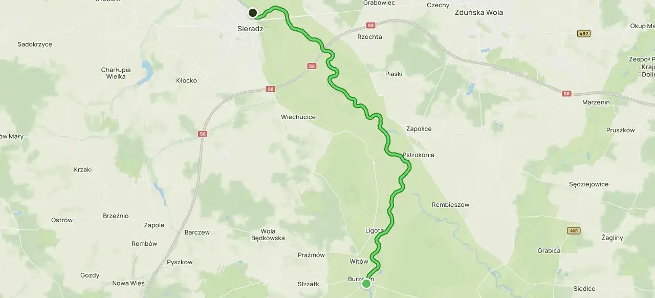 Mapa Polski z zaznaczoną zieloną linią wijącą się jak rzeka Warta, przepływającą przez Sieradz i okolice.