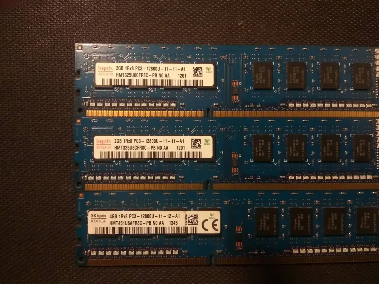 Trzy moduły pamięci RAM DDR3 i DDR3L. Dwa 2GB i jeden 4GB, wszystkie SK hynix.