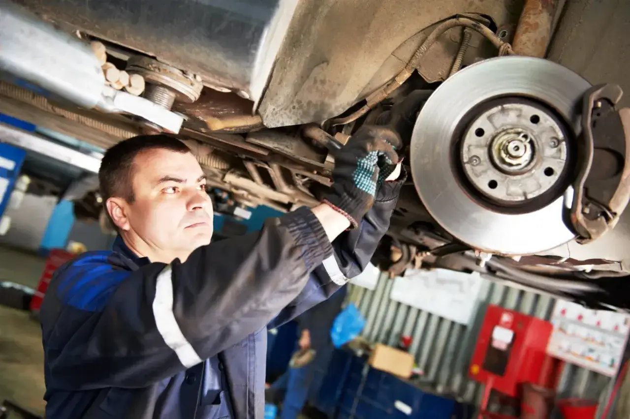 Mechanik sprawdza hamulce, by uniknąć bicia przy hamowaniu z dużej prędkości.
