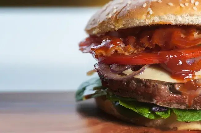 chrupiący bekon w burgerze