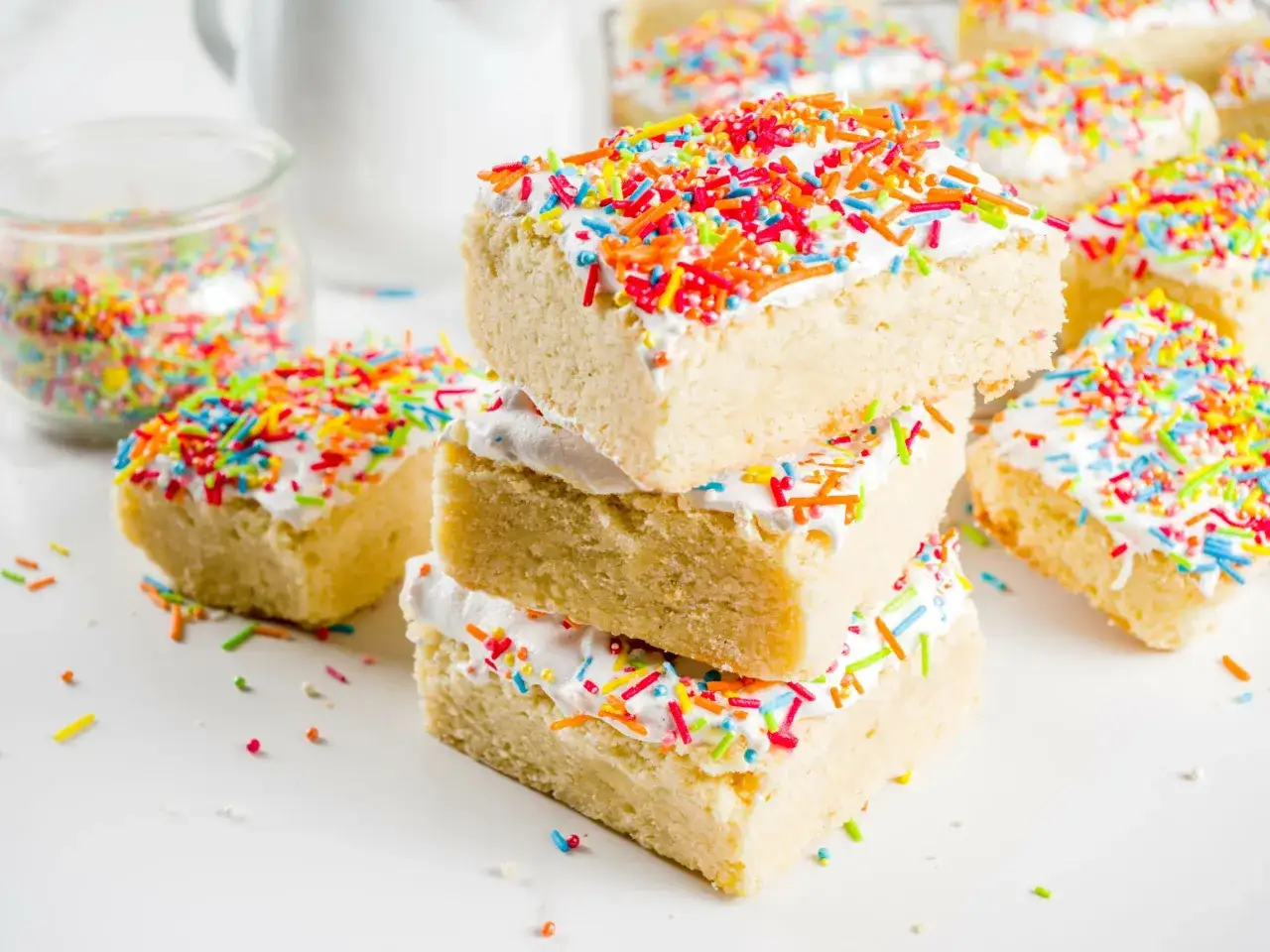 Bunte Streusel zieren saftige Stücke eines Konfetti Kuchens, der zum Naschen einlädt.
