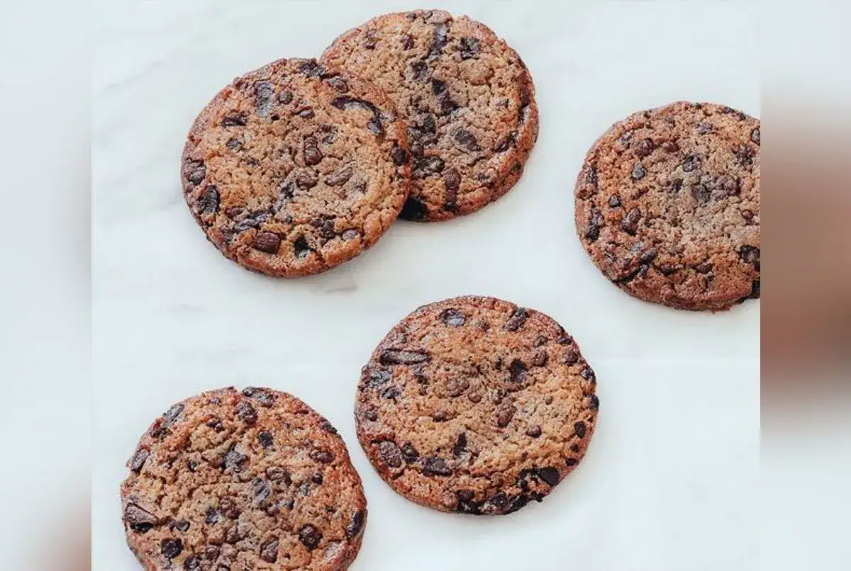 Cinq cookies aux p&eacute;pites de chocolat, parfaits pour un go&ucirc;ter gourmand &agrave; la Cyril Lignac.