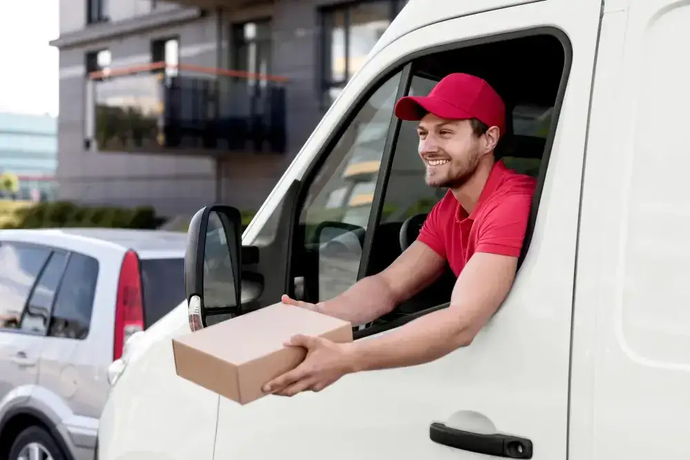 DPD kurier dostarcza paczkę w sobotę